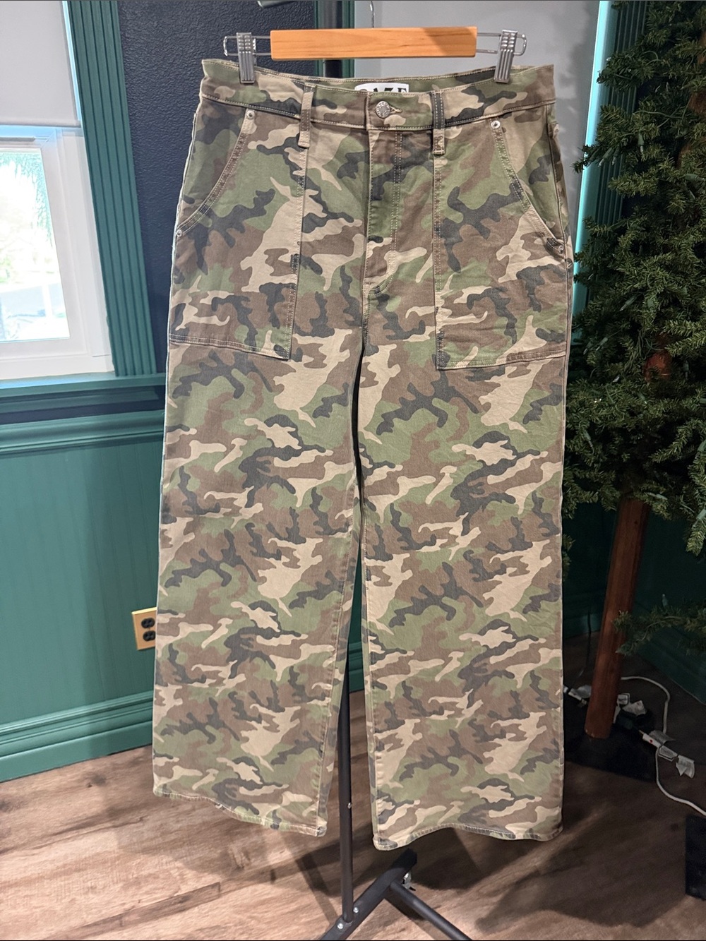 Wide-Leg Camouflage Utility Pants - Green Camo